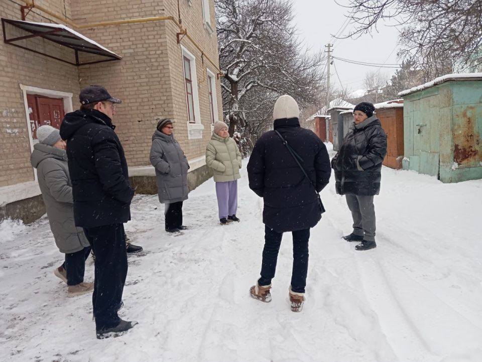 Начальник Комсомольского территориального управления администрации Старобешевского муниципального округа Людмила Морщ провела встречу с жителями города Комсомольское