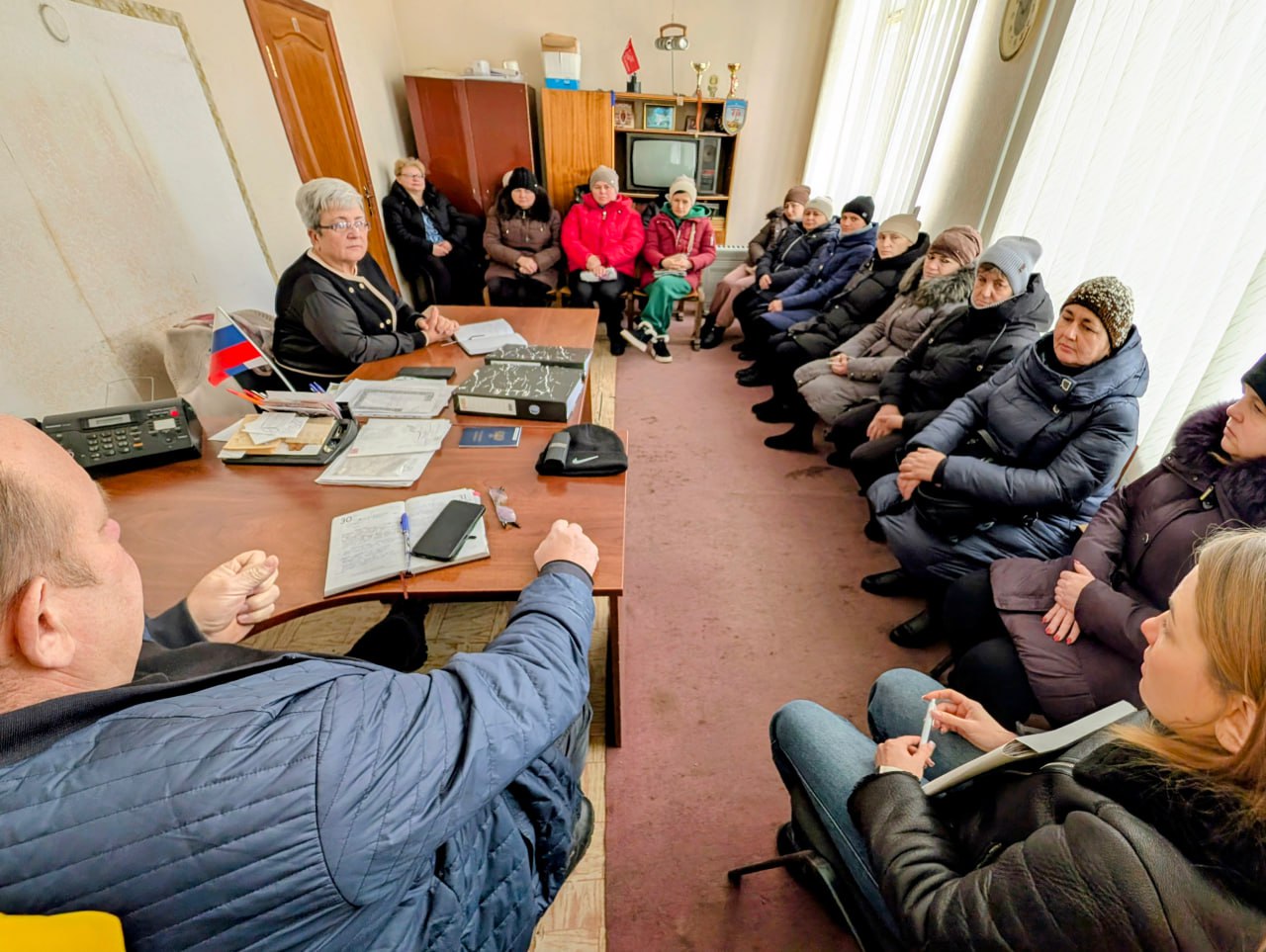 Заместитель главы Администрации Старобешевского муниципального округа Вера Немилостивая провела сход граждан в селе Раздольное, на котором обсудили следующие вопросы: