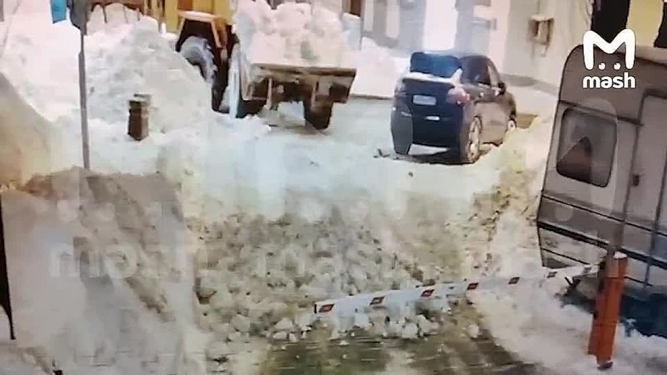 +1 лайфхак, как заработать на снежном аду, от московских коммунальщиков — завалить выезд из двора и требовать с жителей 30к за уборку