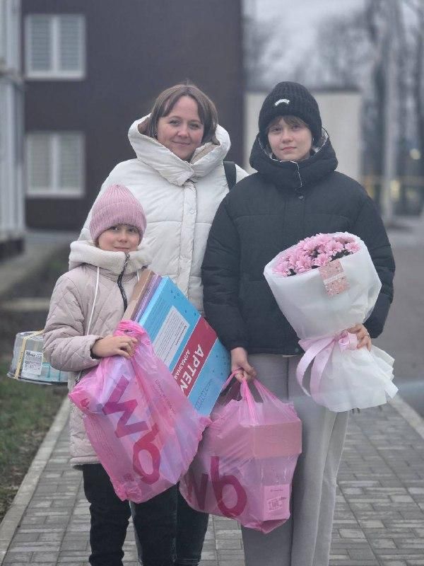 Глава Ямальского района исполнил мечту девочки из села Новоадреевка Волновахского округа