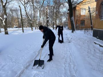 Помогаем расчищать снег. Вместе с волшебным снегопадом стихия принесла и негативные последствия