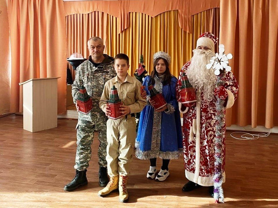 Юнармейцы – дети военнослужащих – получили подарки