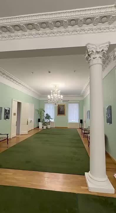 За десятилетия Союз принял немыслимое количество гостей, и многие из них оставляли памятные подарки