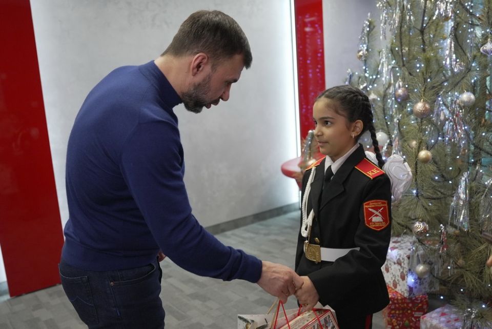 Денис Пушилин вручил подарок участнице акции «Елка желаний»