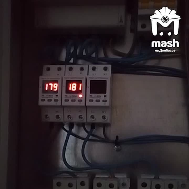Подачу электричества постепенно восстанавливают в Мариуполе, но во многих домах напряжение всё ещё скачет и не превышает 200 вольт