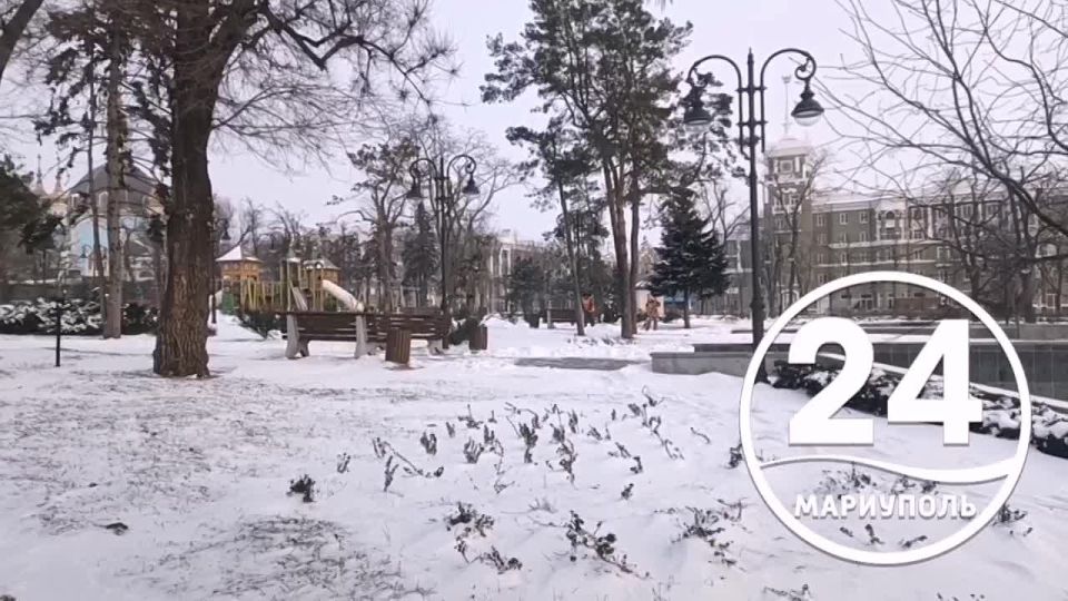 Коммунальщики с раннего утра продолжают расчищать от снега любимые места отдыха мариупольцев