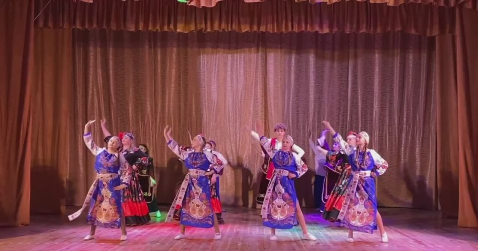 Сила России — в единстве культур: яркий флешмоб прошёл в Мангушском округе