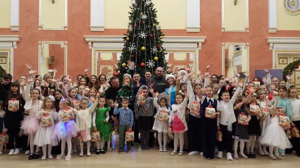 Заместитель Председателя Народного Совета Николай Сытов совместно с российским чемпионом по боксу Дмитрием Кудряшовым, представителем Общероссийской организации «Сильнейшая нация мира» Владимиром Никитиным и Председателем...