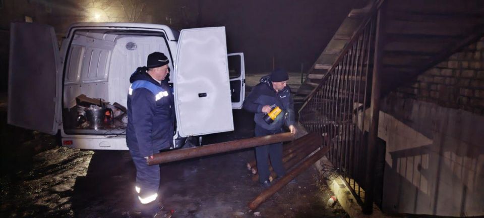 Новую трубу отопления установил Хабаровский край для жителей многоквартирного дома в Дебальцево