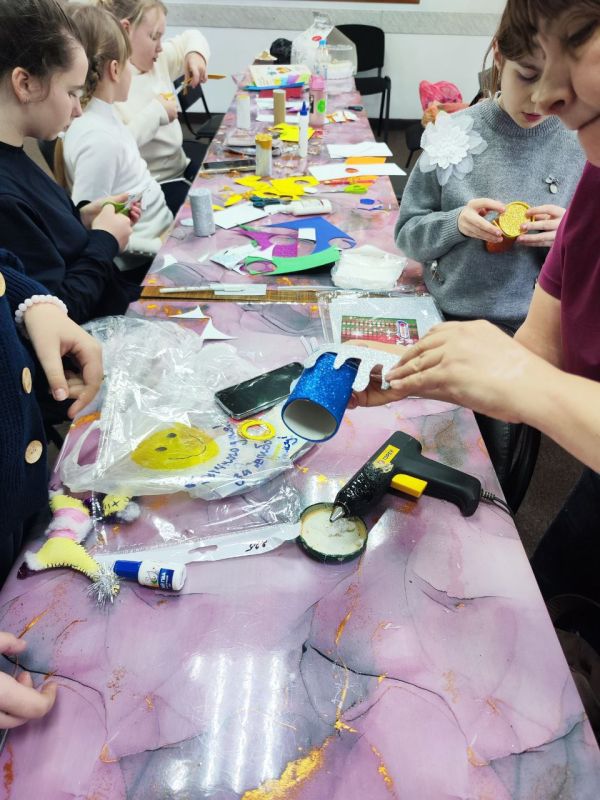 Творческий мастеркласс. В преддверии Крещения в культурно-досуговом центре им. 40-летия Победы «Клуб пгт Карло-Марксово» прошёл творческий мастеркласс по изготовлению свечей