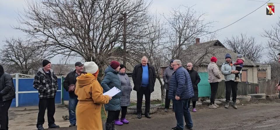 Секретарь Енакиевского местного отделения партии "Единая Россия" Игорь Мартынов с рабочим визитом посетил пгт Корсунь, где провёл встречу с жителями и подробно обсудил волнующие их вопросы, касающиеся повседневной жизни и...