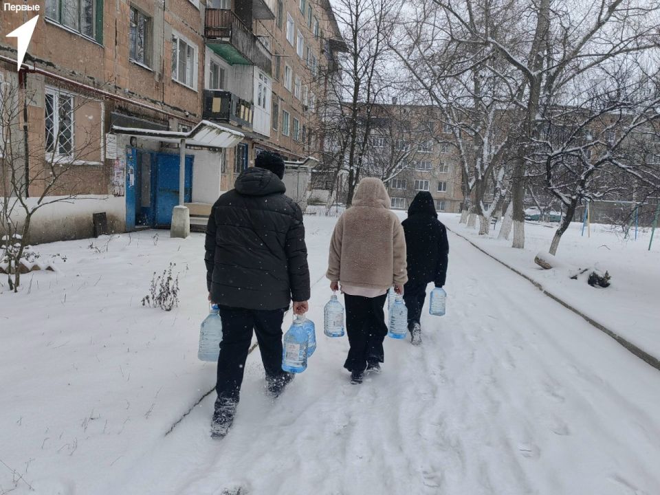 Первые продолжают помогать людям