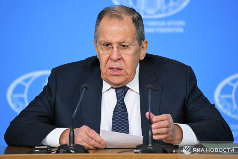 Предложения об урегулировании на Украине, которые нацелены на сохранение киевского режима, абсолютно неприемлемы для России, заявил Лавров