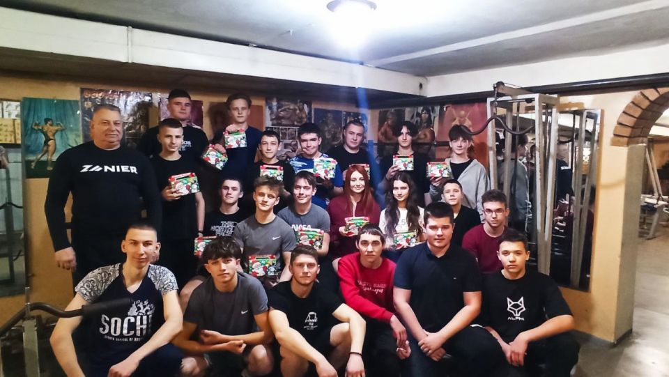 Сергей Желновач: В продолжение новогодних праздников передал новогодние подарки от благотворительного фонда имени Марии Пироговой спортсменам спортивно-атлетического клуба " Атлант" г. Светлодарска