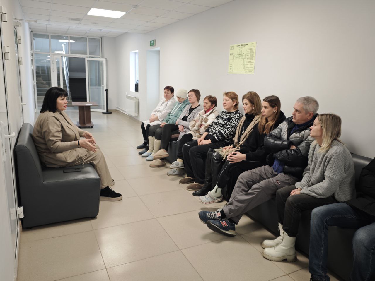 Сегодня, 22 января 2026 года, заместитель главы администрации городского округа Дебальцево Оксана Козлова встретилась с трудовым коллективом ФСК «Локомотив»