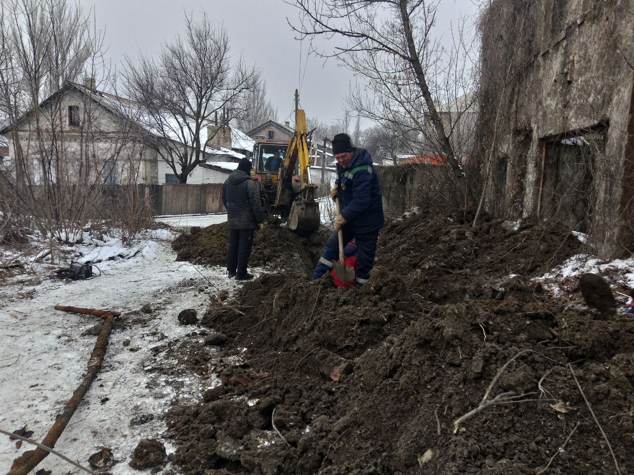 22 января, филиалом «Макеевское ПУВКХ» ГУП ДНР «Вода Донбасса» ведутся работы по замене аварийного участка трубопровода водоснабжения возле дома № 56 по ул. Крова в жилом массиве «Совколония»