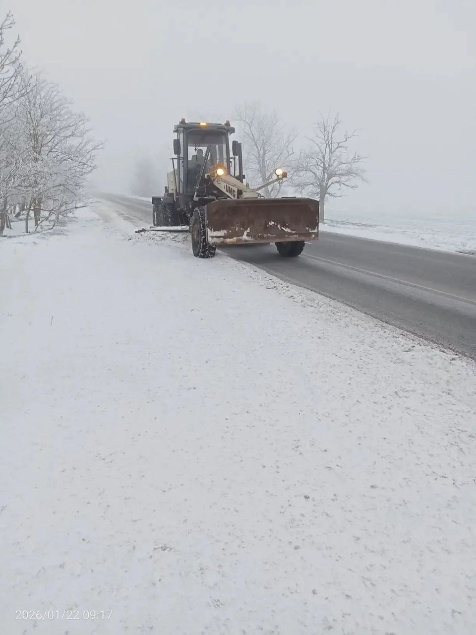 На дороги Крыма опустился сильный туман – видимость снижена