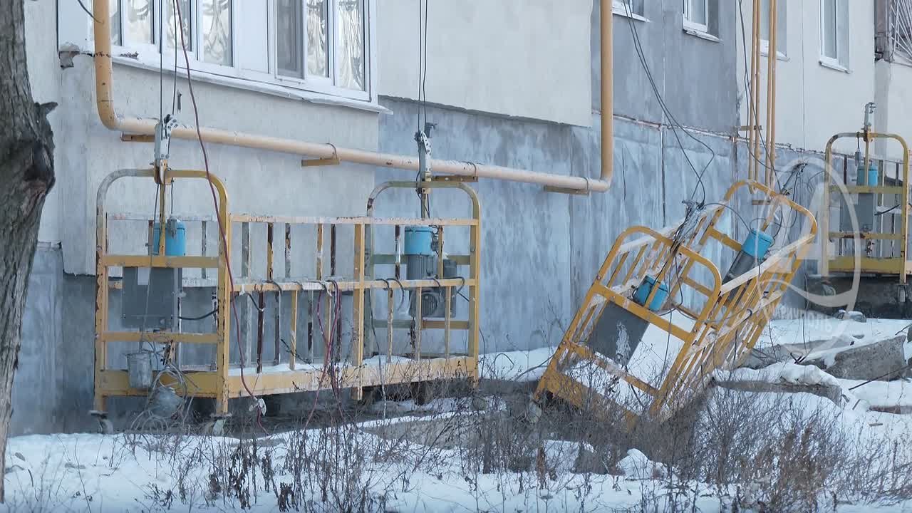 В редакцию нашего телеканала обратились жители одно из многоквартирных домов в Жовтневом районе Мариуполя с жалобами на недобросовестного подрядчика