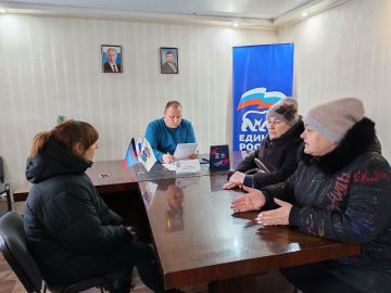 Состоялся прием граждан. Сегодня, 22 января, в Общественной приемной Партии "Единая Россия" города Тореза Председатель Торезского городского совета Александр Казмерчук провел прием граждан