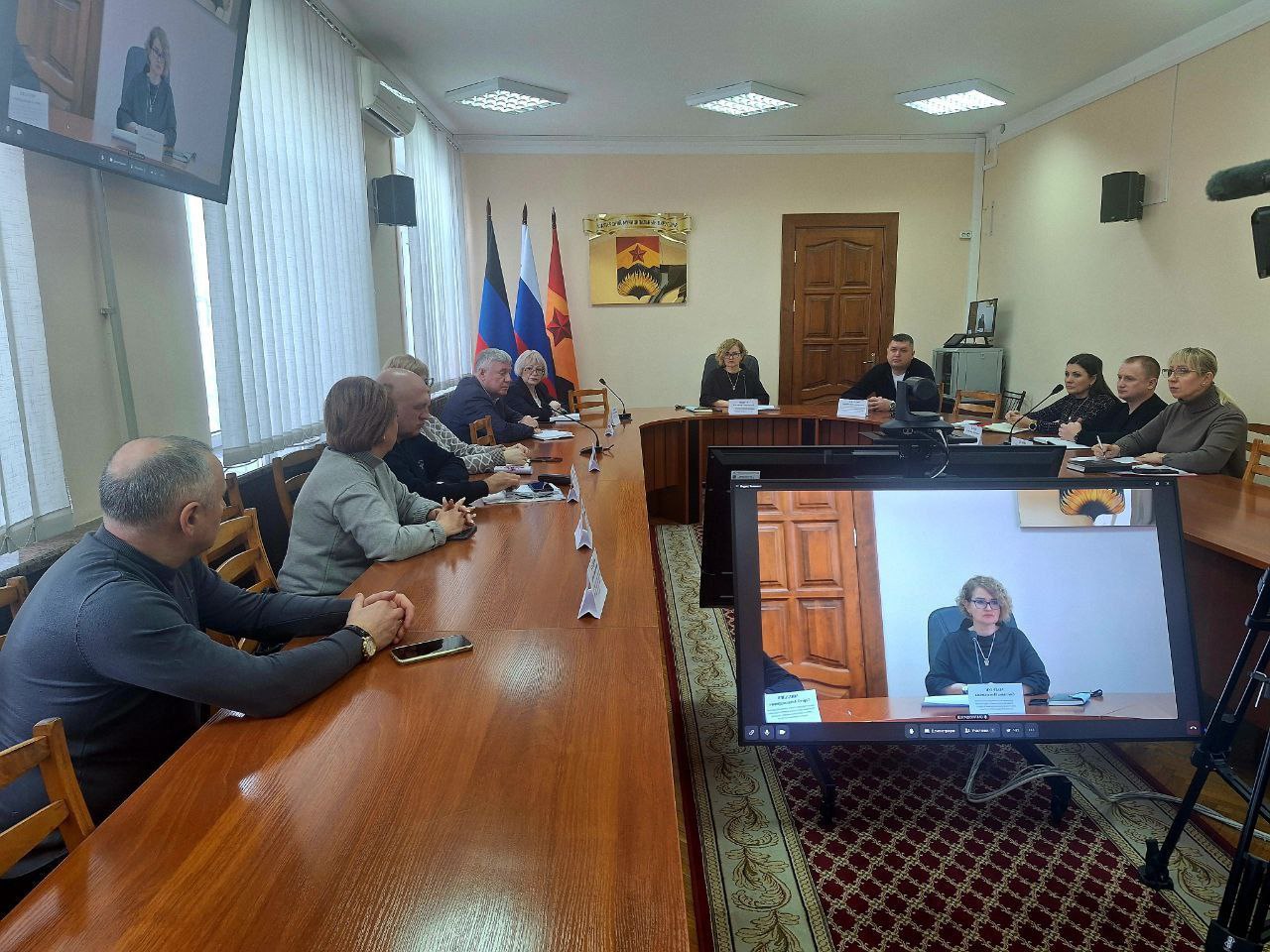 Сергей Михалев принял участие в заседаниях муниципальных штабов по вопросам здравоохранения в Шахтерске