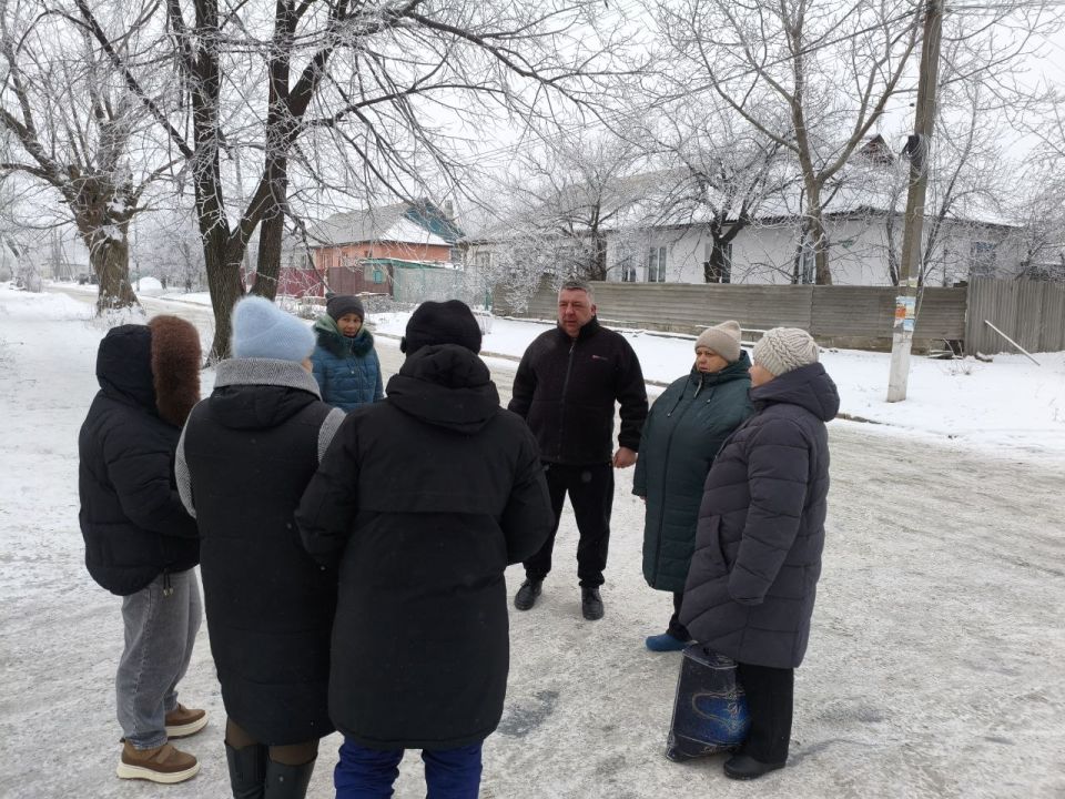 22 января Роман Грицай начальник Пелагеевского территориального отдела администрации городского округа Торез провел встречу с жителями поселка на пересечении ул. Молодёжная и ул.Фестивальная