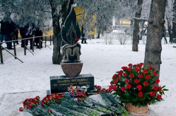 Депутаты Старобешевского муниципального совета Донецкой Народной Республики Ольга Маслова и Павел Нырков возложили цветы на месте трагедии на Боссе…