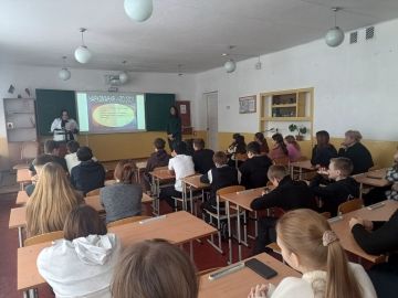 Медсестра по оказанию медицинской помощи несовершеннолетним Новоселовского ФП, совместно с заведующей территориального центра Головко Натальей Анатольевной, провели беседу с обучающимися 9–11 классов на тему: "Профилактика...