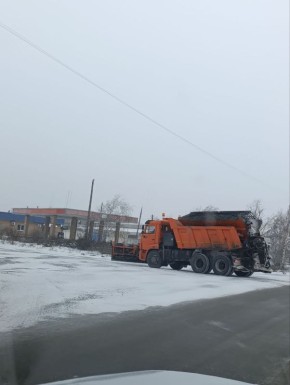 На территории городского округа Торез ведутся работы по расчистке и посыпке автомобильных дорог