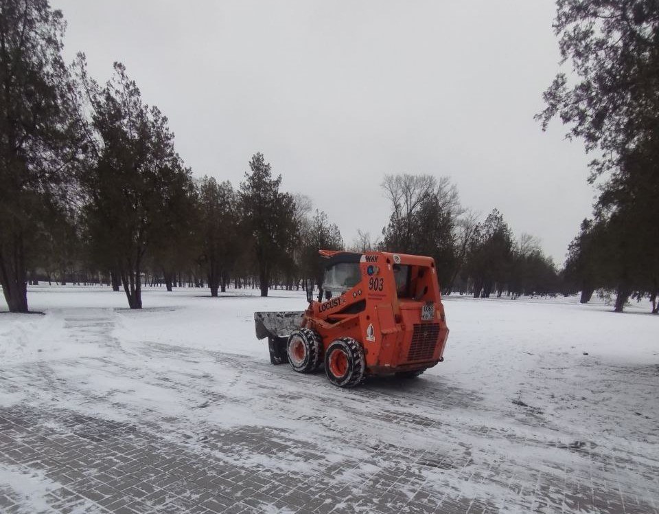 В Ильичевском районе города Мариуполь продолжаются активные работы по обеспечению комфорта и безопасности в зимний период