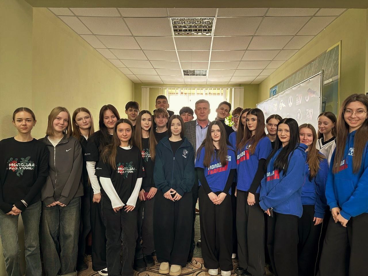 Поставили цели на будущее. В честь празднования 11-летия «Молодой Республики» активисты Володарского штаба встретились с главой Администрации Володарского м.о