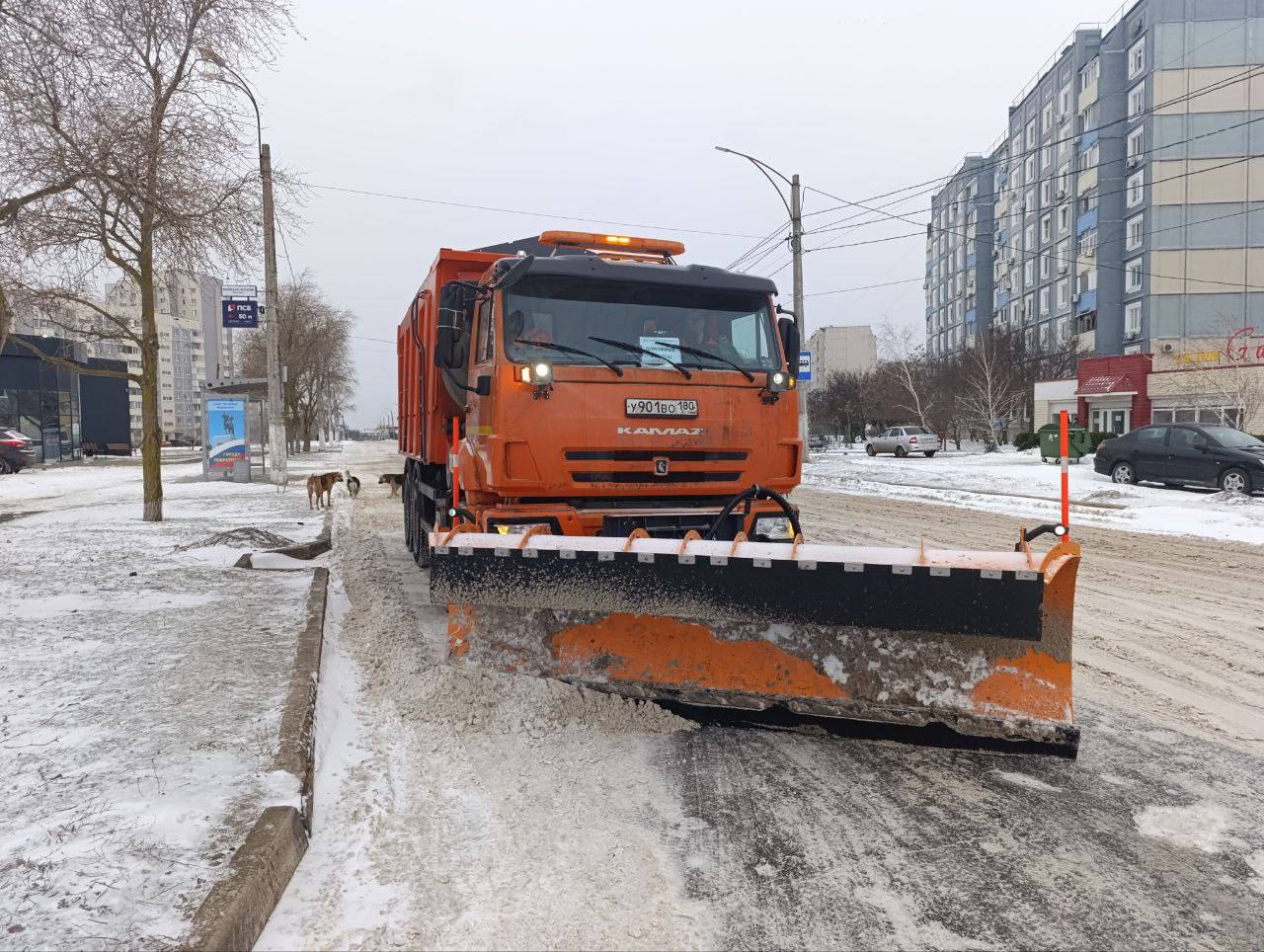 В Мариуполе дорожники всю ночь боролись с гололедом