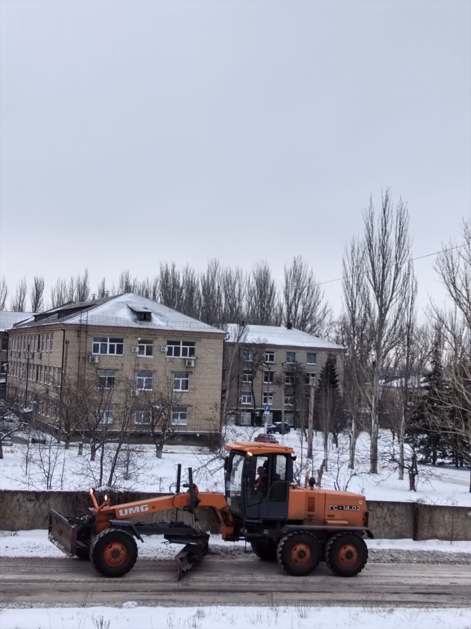 Работы по расчистке автомобильных дорог на территории городского округа Торез продолжаются