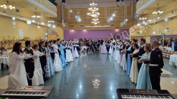 Сегодня в Донецком городском молодёжном центре состоялся традиционный ежегодный Рождественский кадетский бал