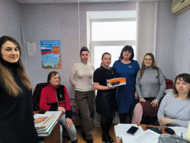 Исполнительный секретарь местного отделения партии «Единая Россия» Наталья Михайловна Тосхопаран посетила коллектив управления финансов Администрации Мангушского муниципального округа