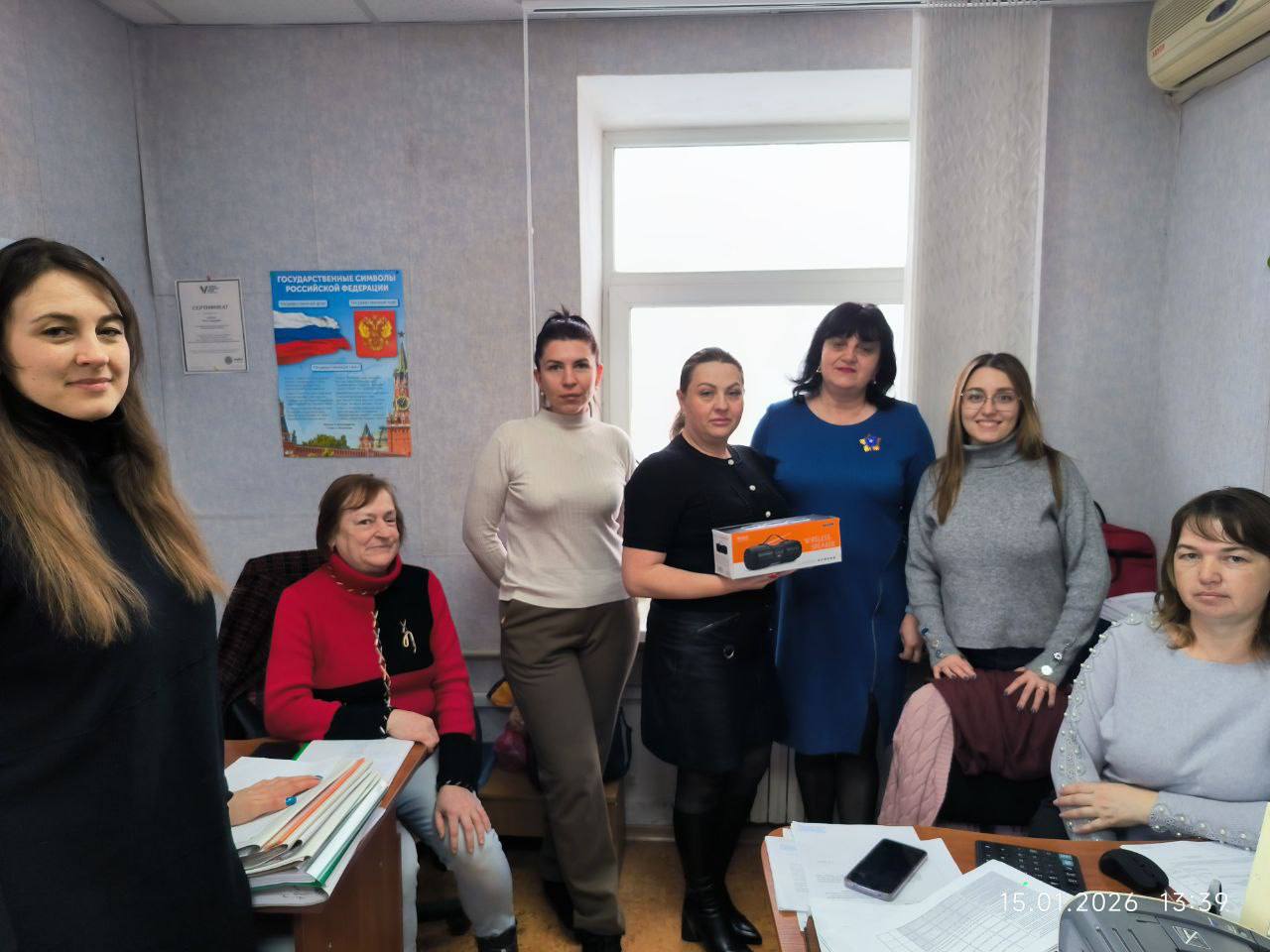 Исполнительный секретарь местного отделения партии «Единая Россия» Наталья Михайловна Тосхопаран посетила коллектив управления финансов Администрации Мангушского муниципального округа