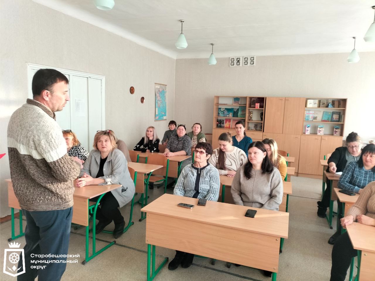 Депутат Старобешевского муниципального совета ДНР Партии «ЕДИНАЯ РОССИЯ» Сергей Канарь провел встречу с трудовым коллективом Стыльской школы