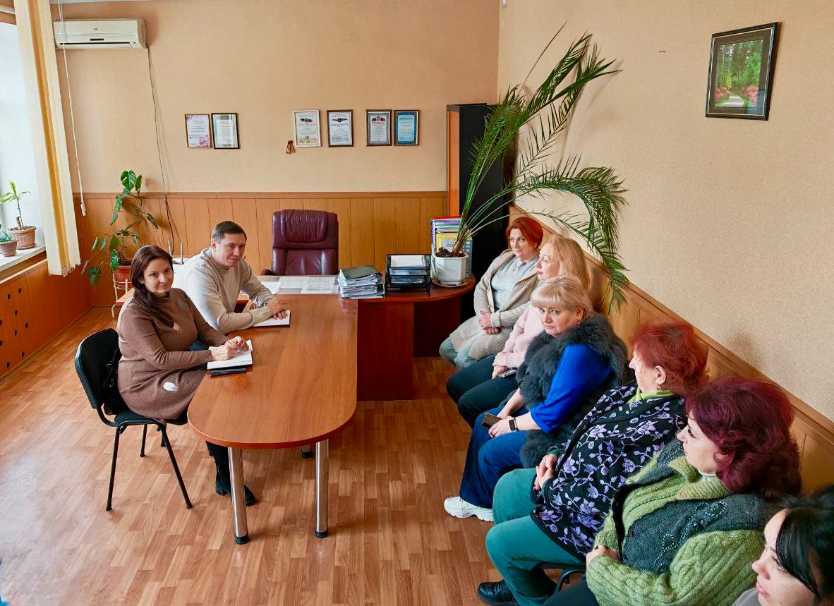 Михаил Меренков: Сегодня заместитель руководителя Управы Буденновского внутригородского района Олег Ефремов совместно с депутатом Донецкого городского совета Татьяной Жуковой провели встречу с трудовым коллективом участка №...