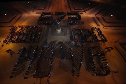 Молодежь в Санкт-Петербурге выстроилась в форме цифр в честь Дня снятия блокады