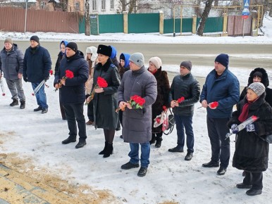 Сегодня, 27 января, состоялась церемония возложения цветов у Вечного огня ко Дню полного освобождения Ленинграда от фашистской блокады
