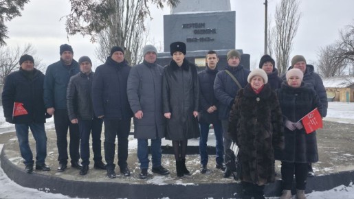 Сегодня, 27 января, состоялась церемония возложения цветов у памятника Жертвам фашизма к Международному Дню памяти жертв Холокоста