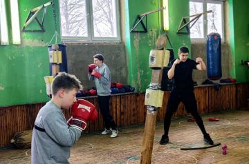 Под обстрелами тренировали молодежь. Легендарный кружок бокса получит поддержку