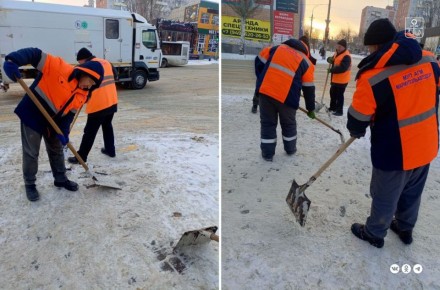 Дорожники расчистили тротуары в Жовтневом районе Мариуполя