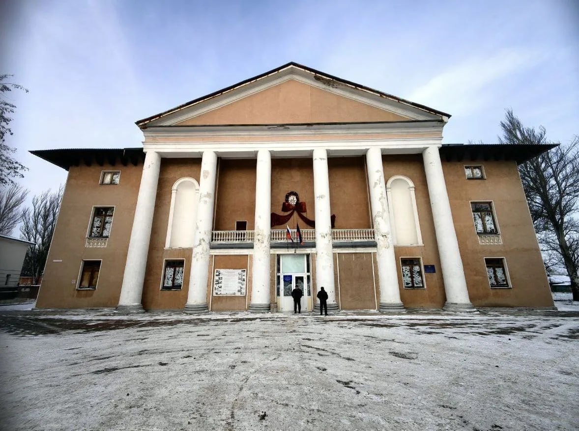 Делегация во главе с Денисом Пушилиным посетила Дворец культуры имени Шевченко в поселке Северный Куйбышевского района Донецка, который на очереди в программе восстановления региона-шефа Москвы