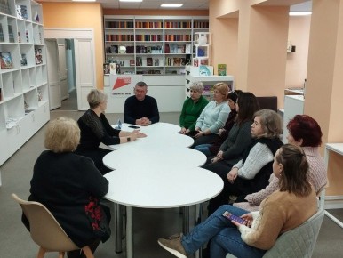 Первый заместитель главы администрации Шахтерского округа встретился с коллективом центральной городской библиотеки