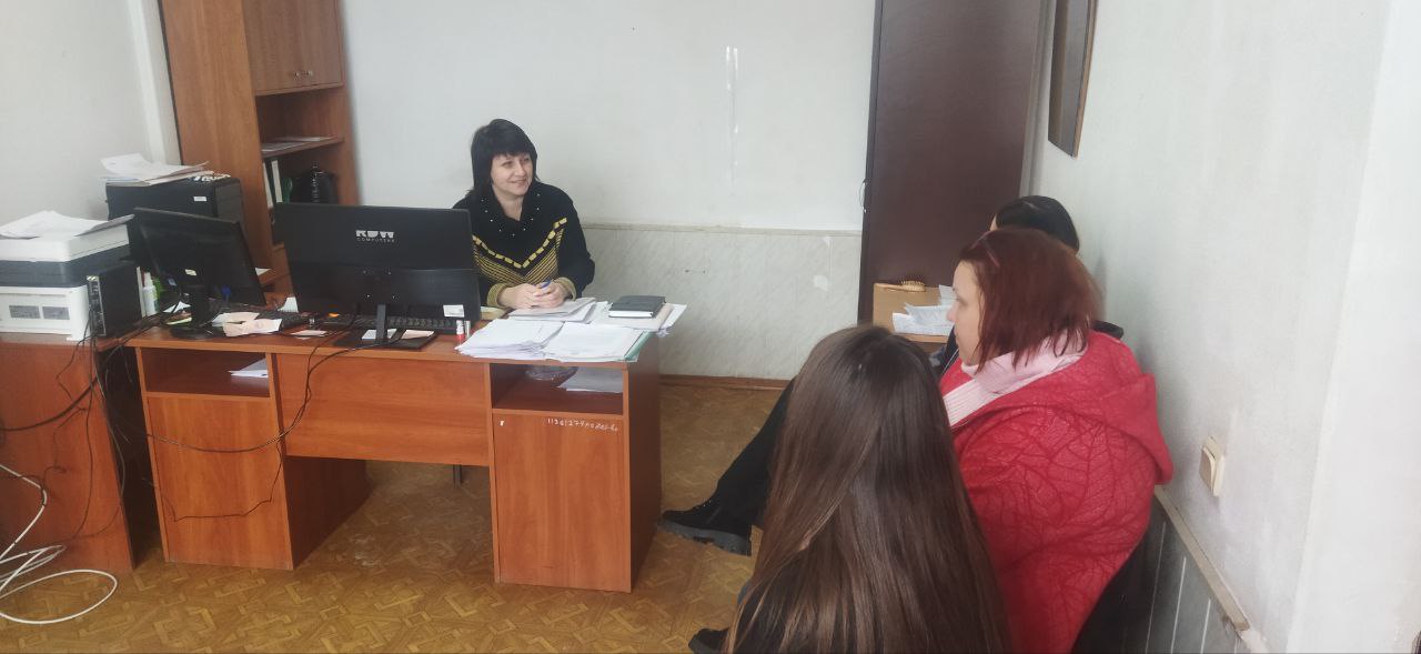 Сегодня управляющий делами администрации городского округа Дебальцево, Рудакова Инна Алексеевна, провела встречу с трудовым коллективом архивного сектора и сектора информационных технологий