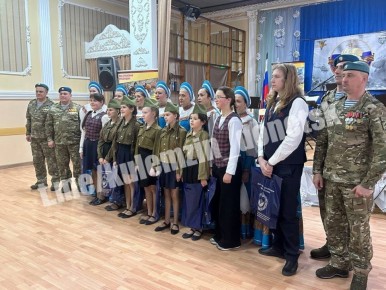 Сегодня в рамках патриотической акции «Герои нашего времени» в стенах школы № 13 при участии Управы Ворошиловского района состоялась встреча учащихся с военнослужащими ВДВ России