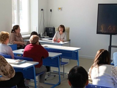 Заместитель главы администрации Амвросиевского муниципального округа Елена Крюкова встретилась с трудовым коллективом школы №4 Амвросиевки