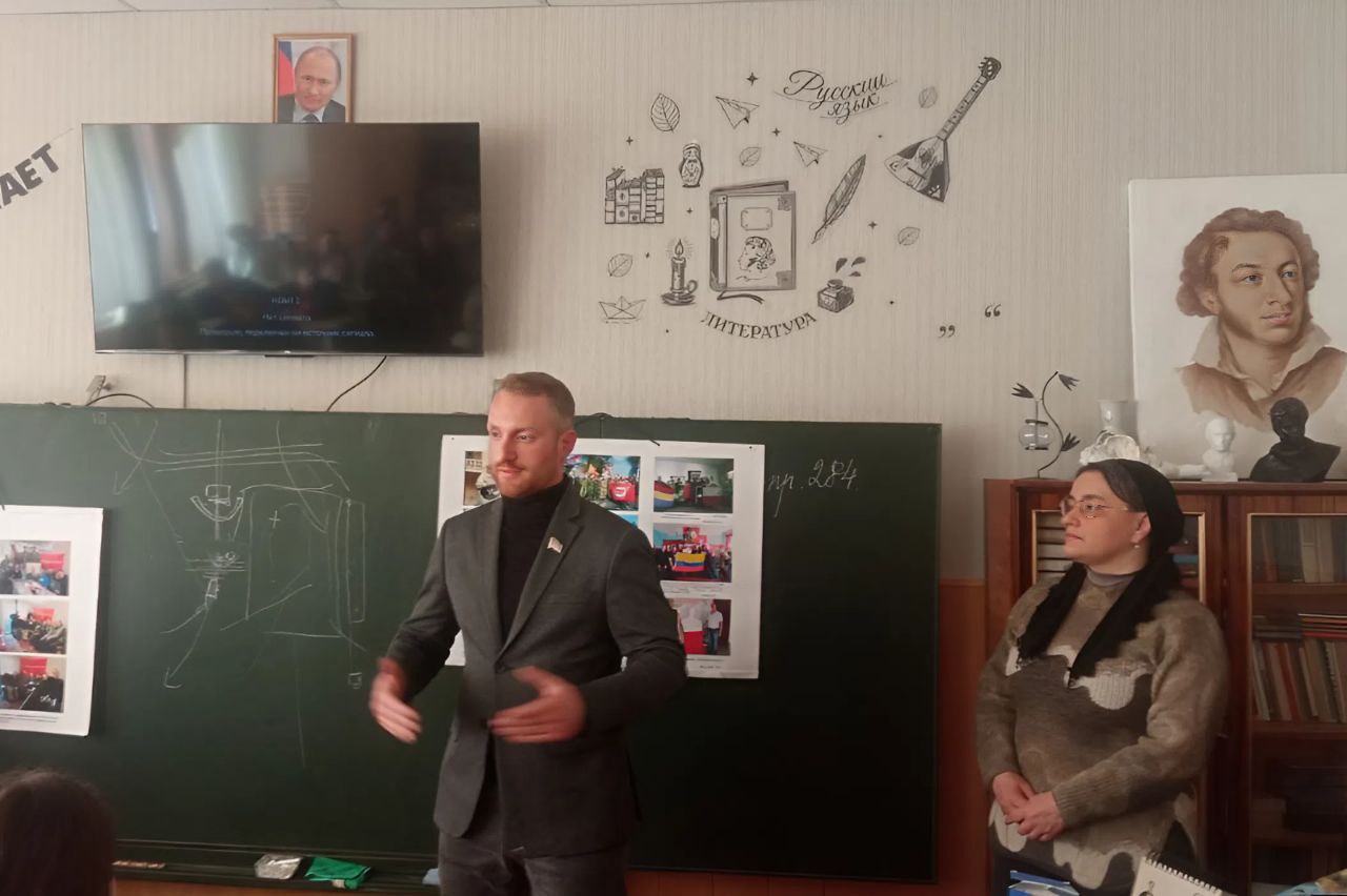 Депутат Народного Совета ДНР Станислав Ретинский и участник боев за аэропорт Владислав Евтушенко провели встречу с учениками макеевской школы № 53 по случаю 11-й годовщины освобождения Донецкого аэропорта