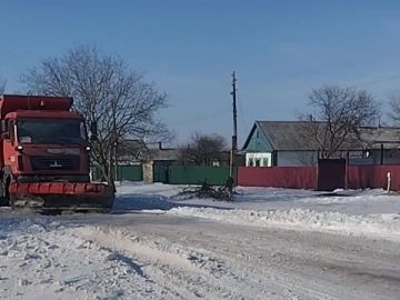 В круглосуточном режиме продолжаем ликвидировать последствия снегопада на дорогах общего пользования
