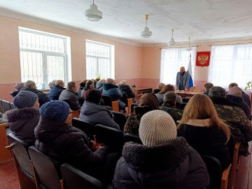 Заместитель главы администрации Амвросиевского муниципального округа Виталий Щуров встретился с жителями пос